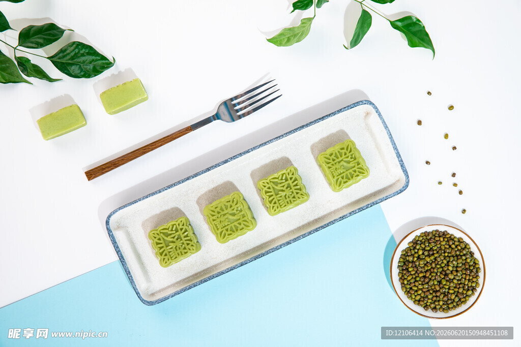 抹茶点心与工具的清新组合