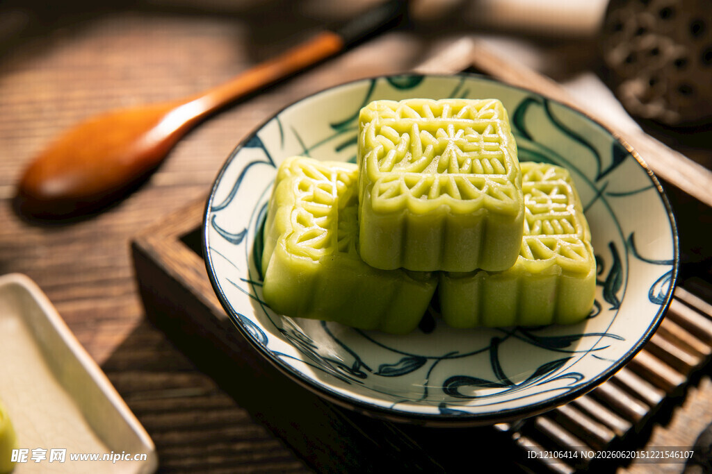 翡翠色绿豆糕点摆盘中