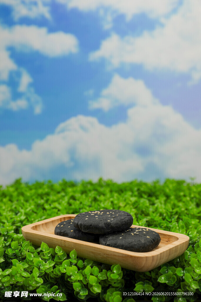 木盘上的黑芝麻饼