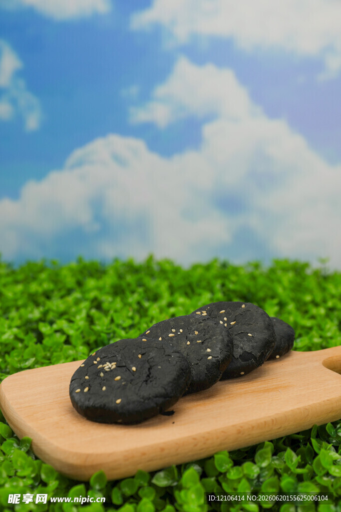 草地上木盘上的黑色中式饼