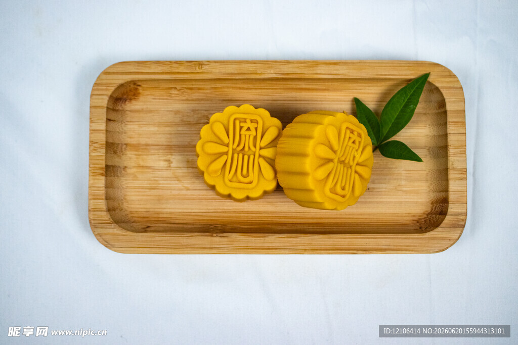 木盘上月饼糕点