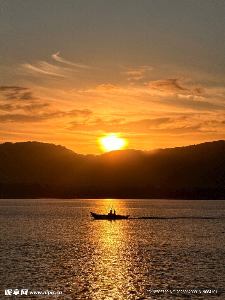 夕阳下湖面的孤舟美景