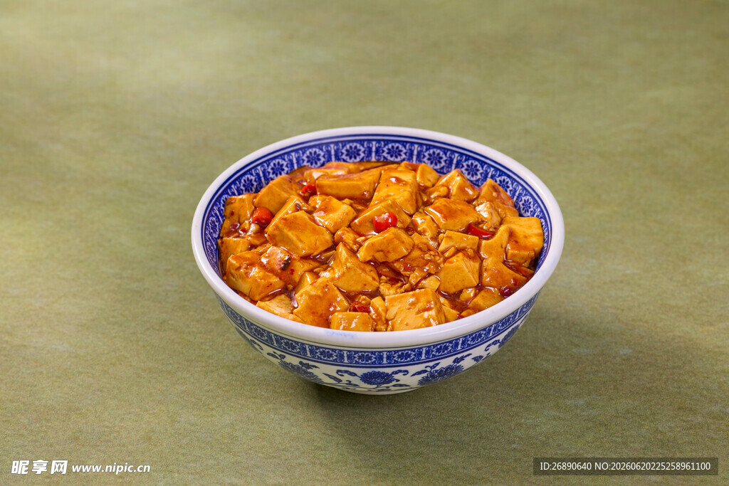 蓝白碗中的美味橙色食物