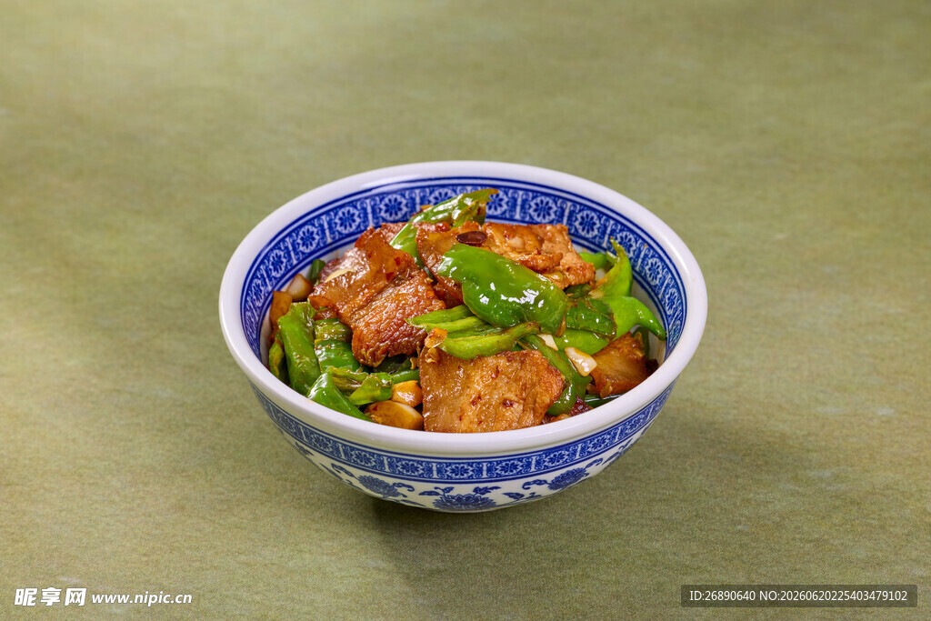 碗中美味红烧肉配青椒