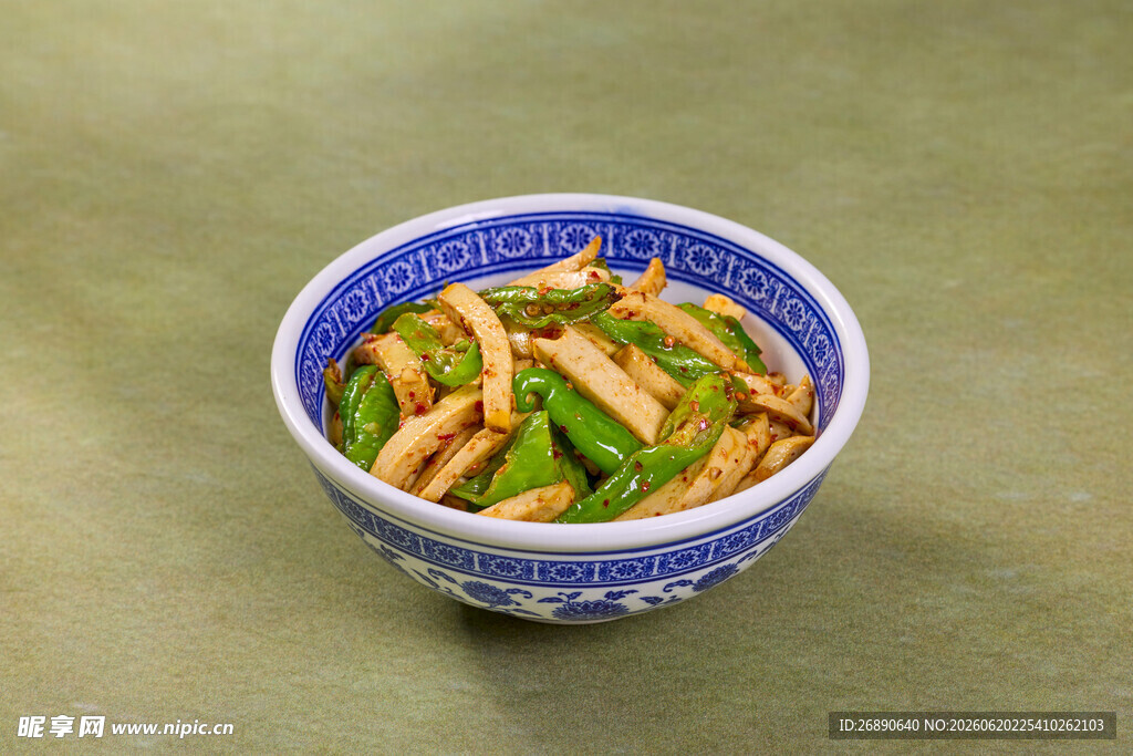 蓝碗中的青椒炒肉丝