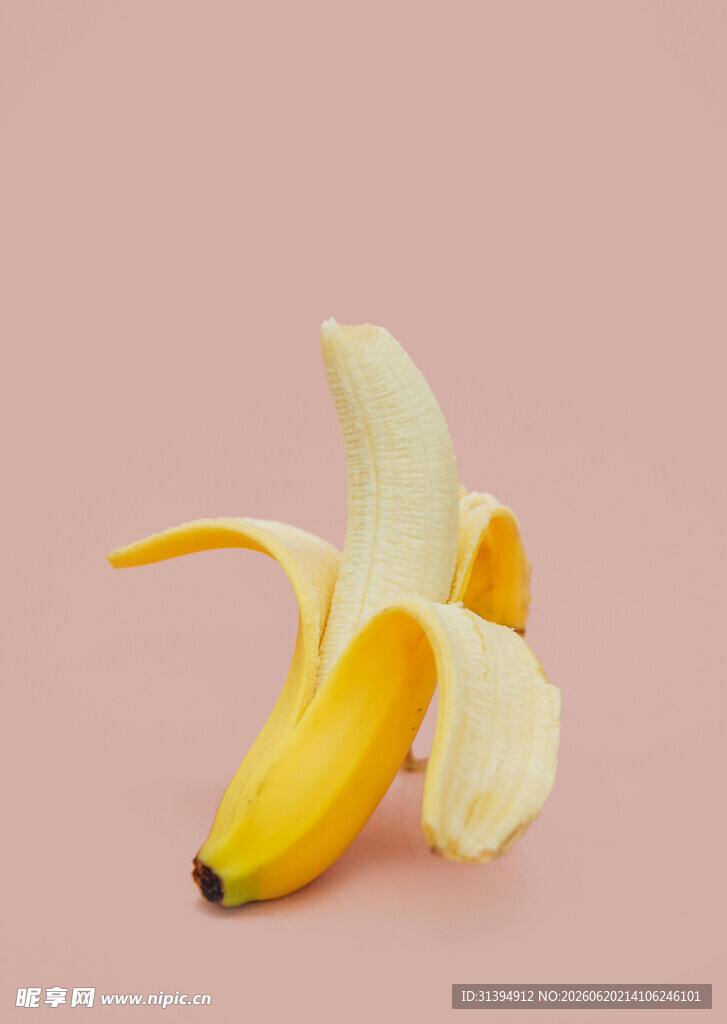 剥开的黄色香蕉
