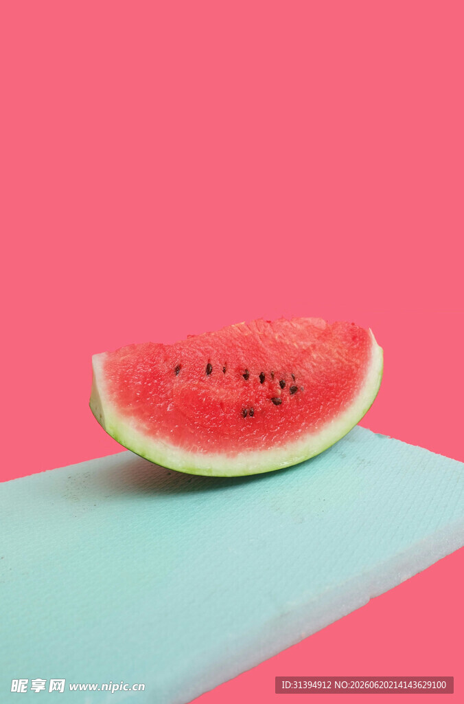 粉色背景上的西瓜切片