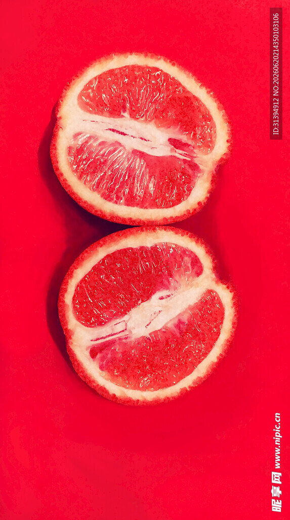 两半新鲜西柚