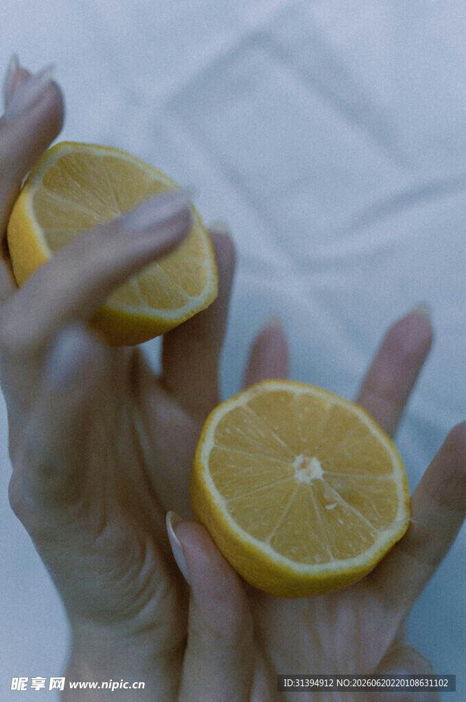 手中半颗鲜橙特写