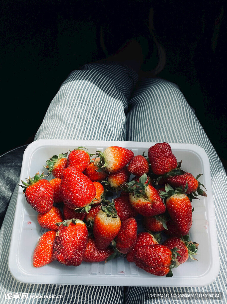 盒装新鲜草莓诱人色泽