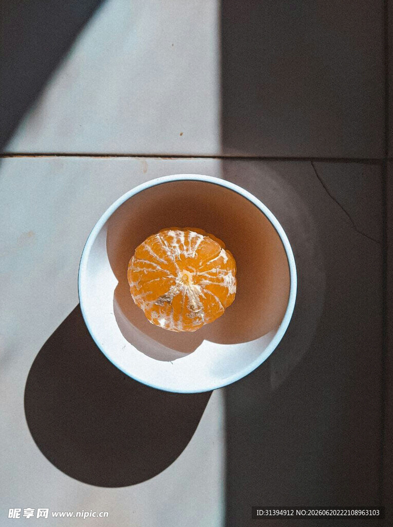 白碗中的剥开橘子