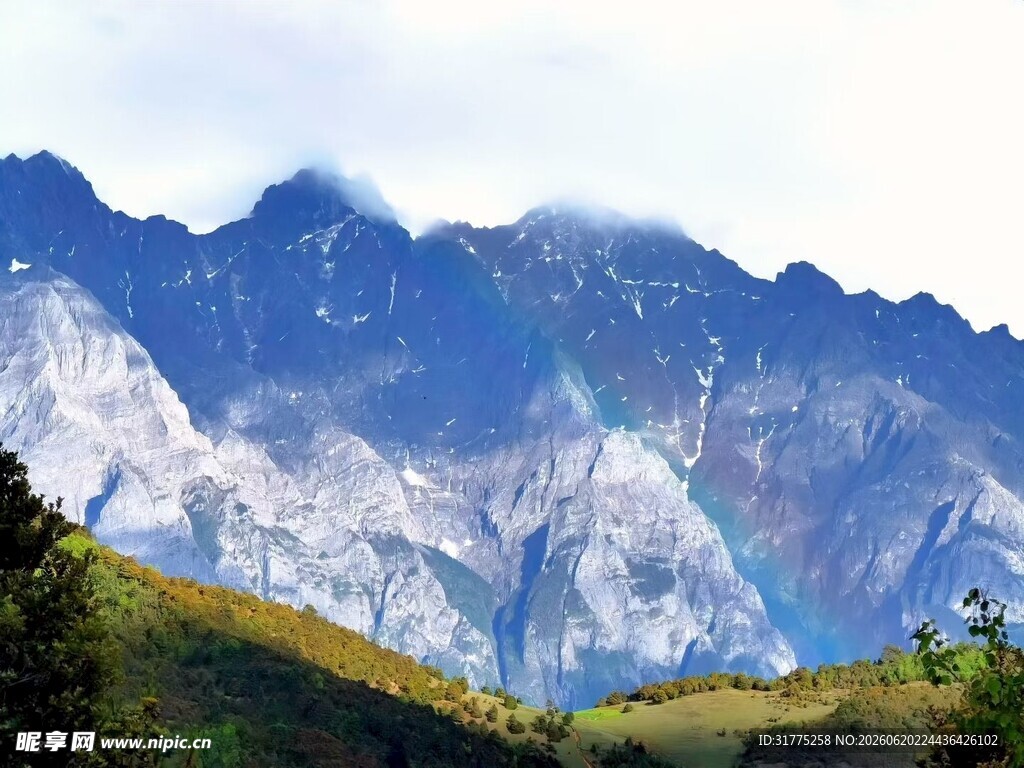 壮丽巍峨的高山美景