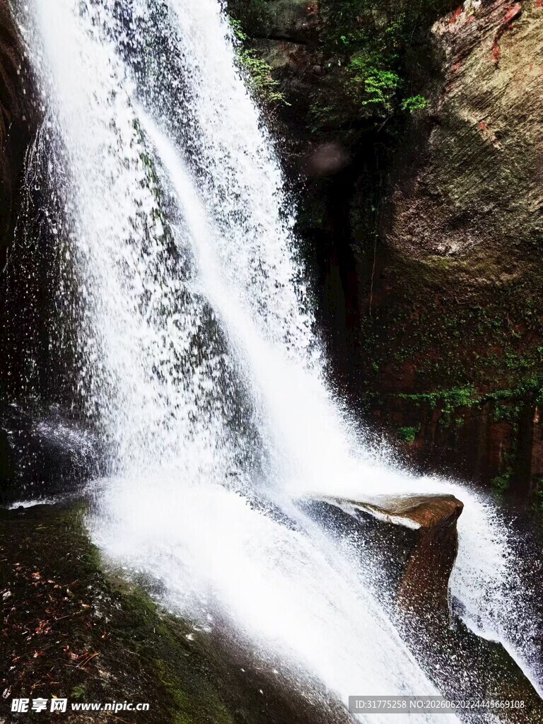 山间瀑布水流倾泻而下