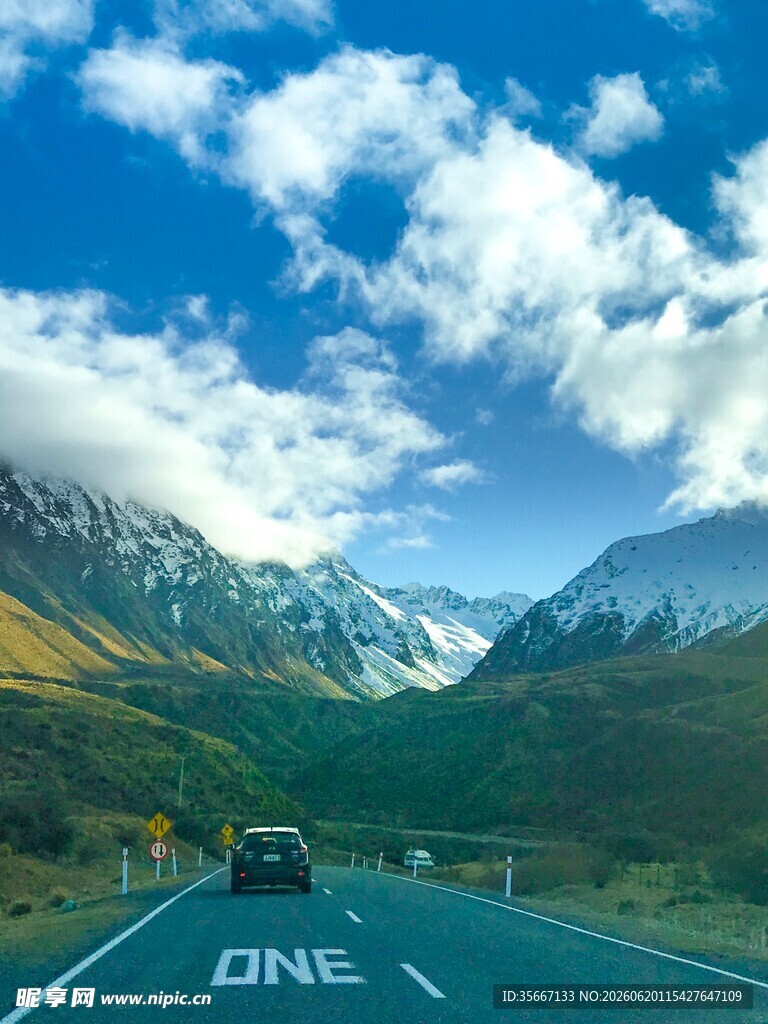 公路穿行于壮美山川之间