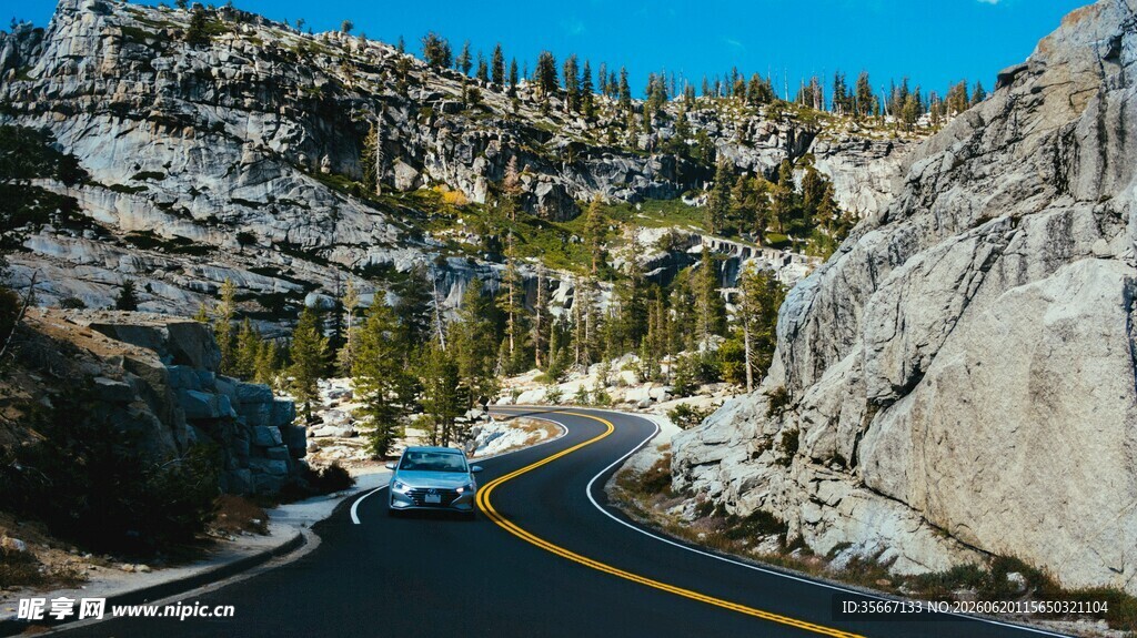 山间蜿蜒公路美景
