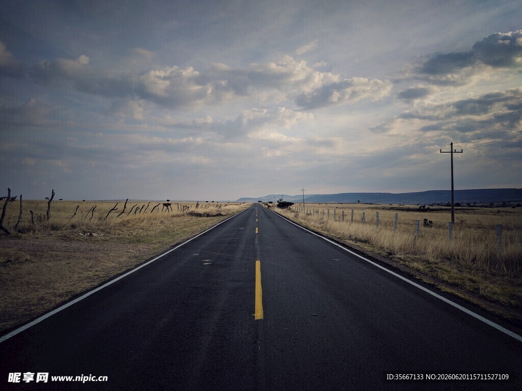 空旷公路延伸向远方