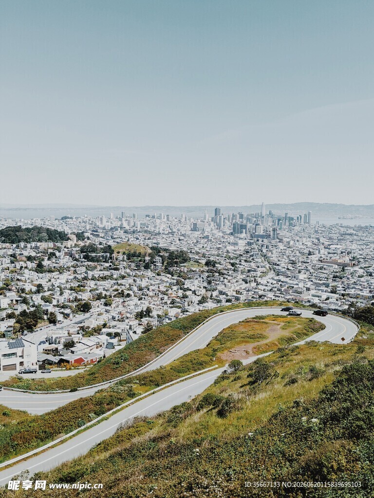 蜿蜒山路旁的城市景观