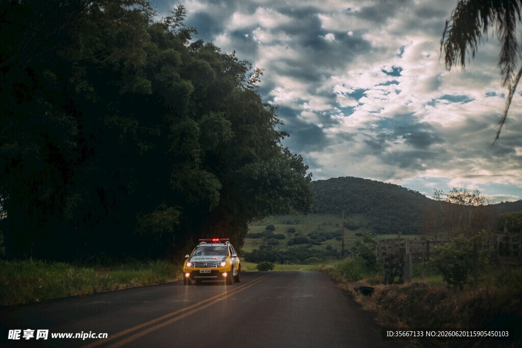 公路上行驶的车辆与风景