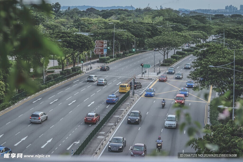 城市繁忙公路交通景象