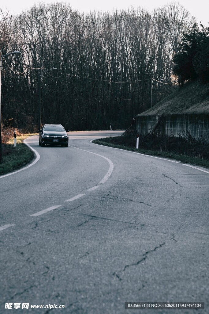 公路弯道处行驶的车辆