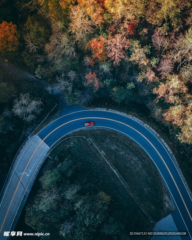 俯瞰秋日蜿蜒公路美景