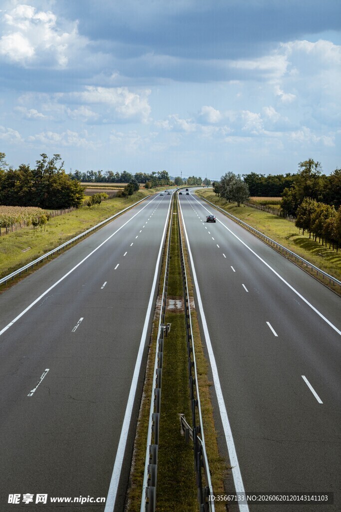 宽阔公路通向远方