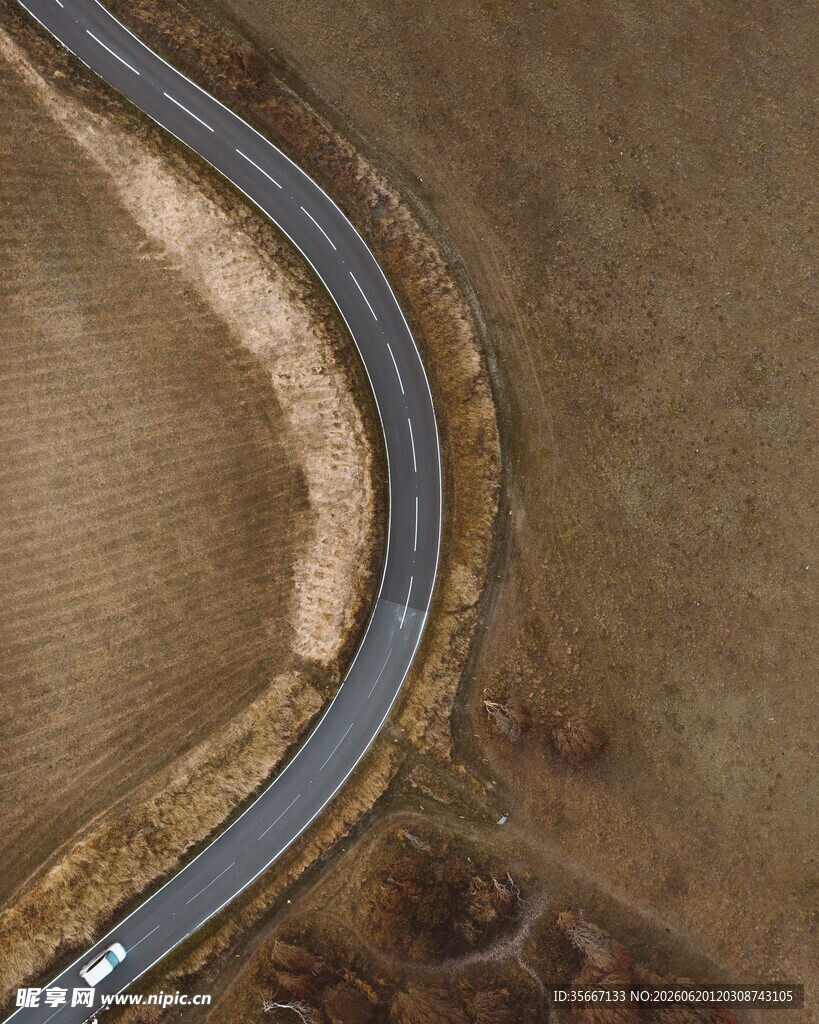 蜿蜒公路穿行广袤田野