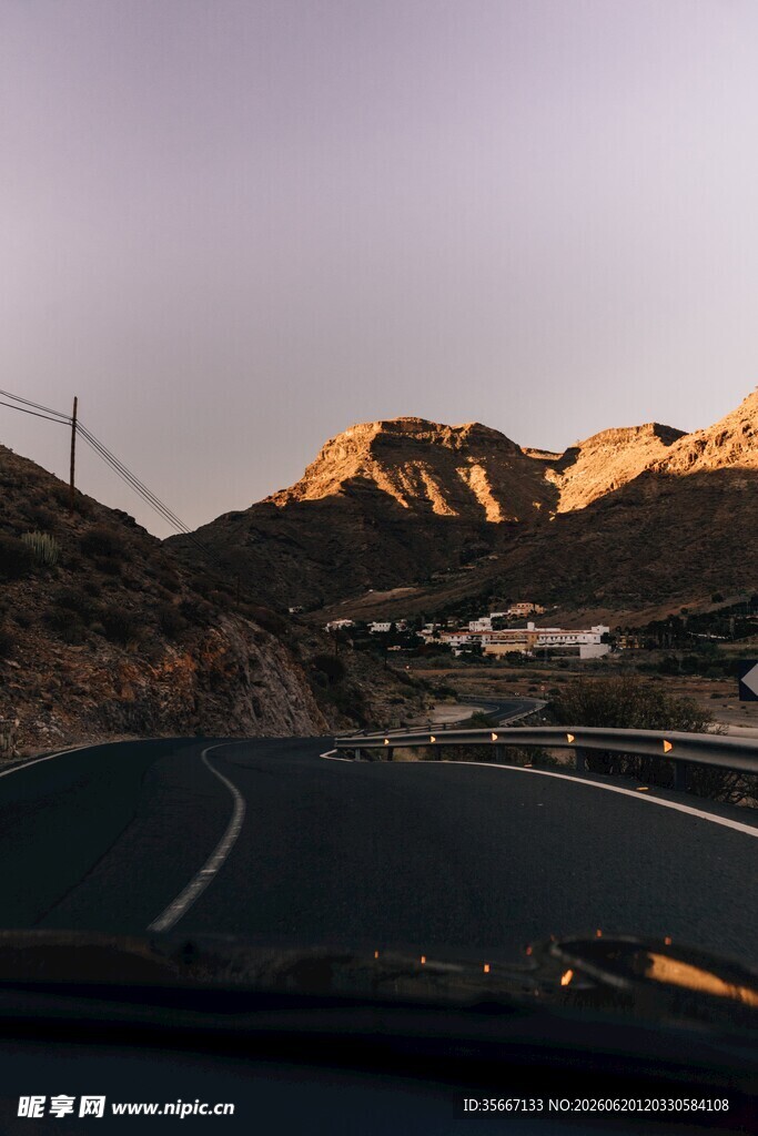 车内视角的黄昏山路美景