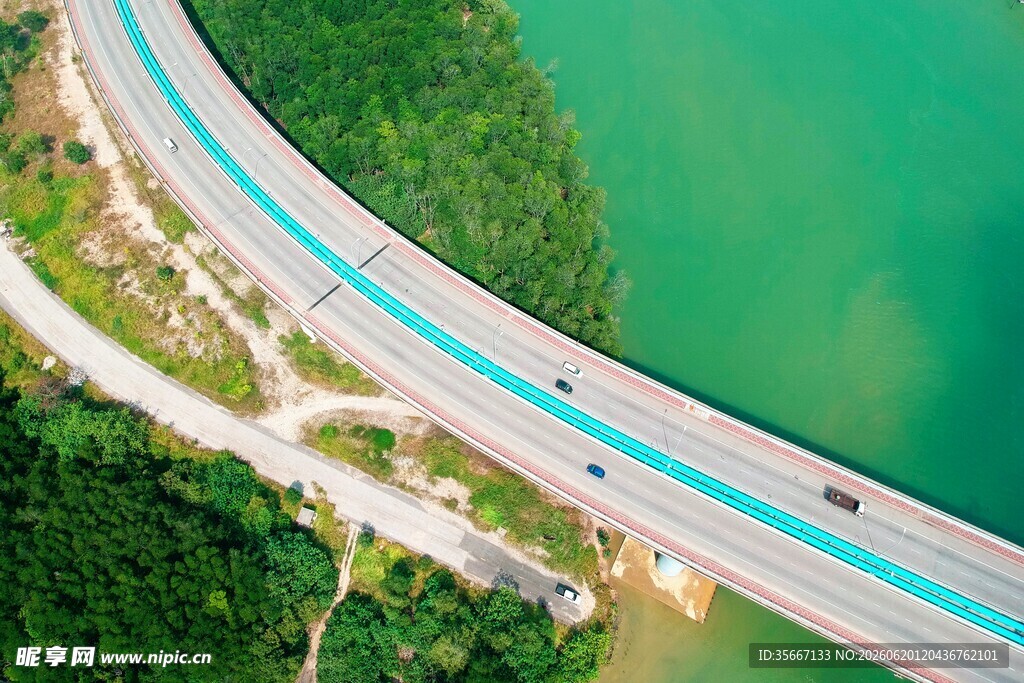 俯瞰蜿蜒公路与碧绿湖水