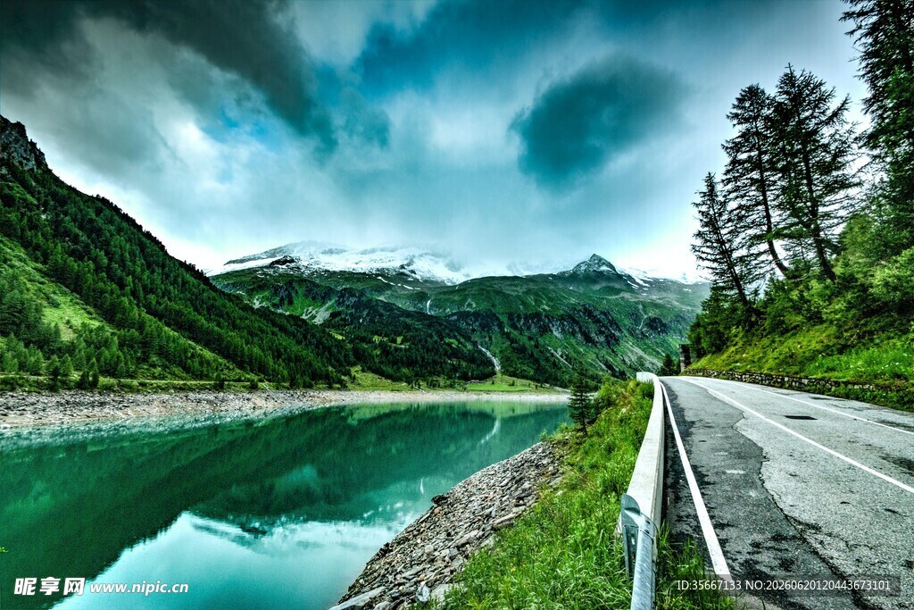 山间公路旁的碧绿湖水
