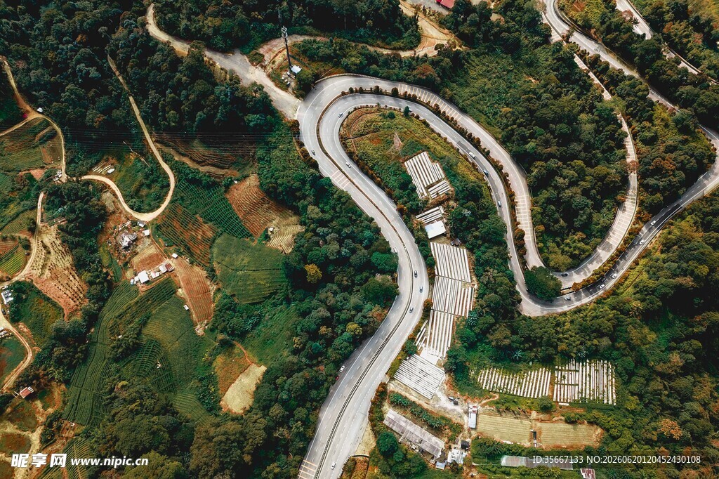 蜿蜒山路俯瞰图