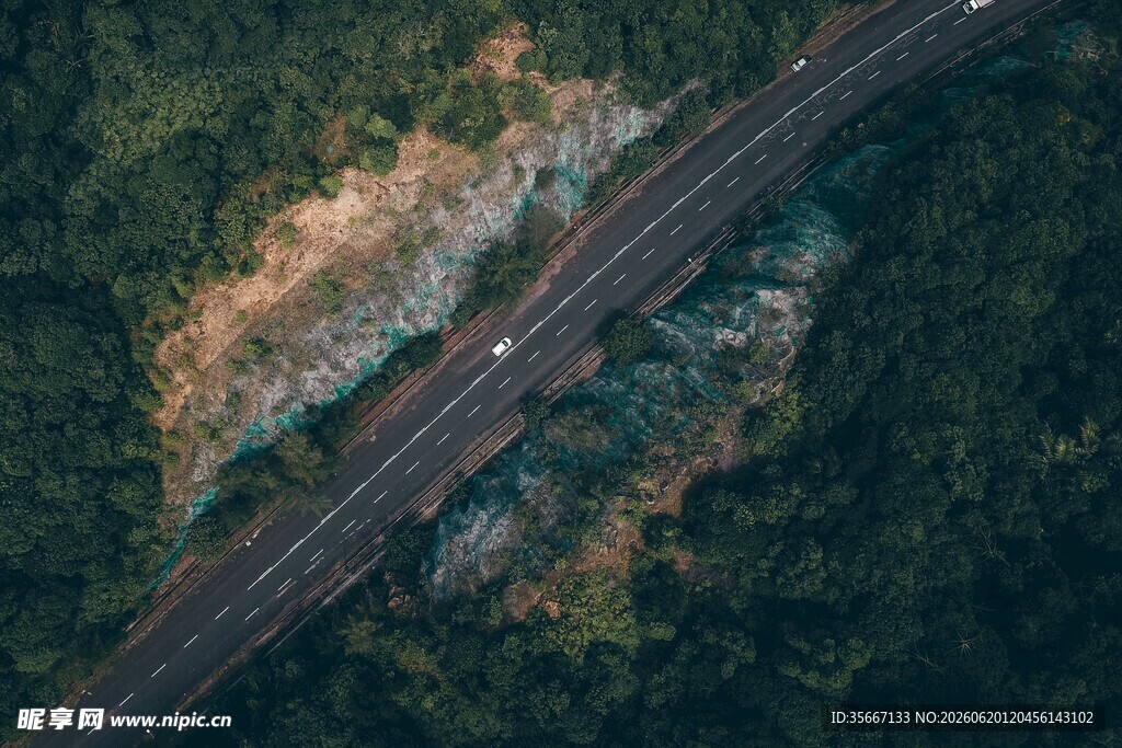 俯瞰山林间的蜿蜒公路