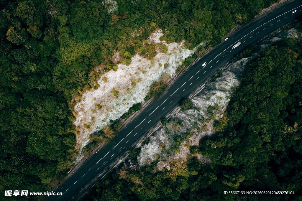 俯瞰山间公路蜿蜒穿行