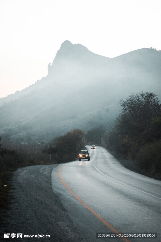 山间公路上行驶的车辆