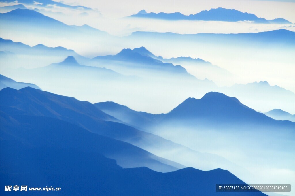 蓝色梦幻层叠山峦景色