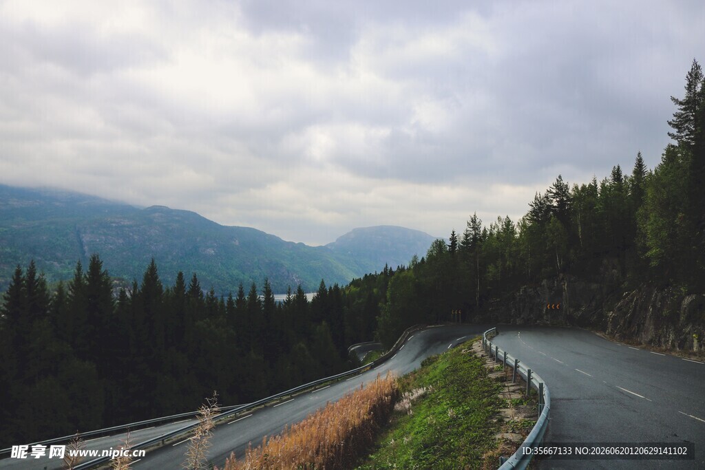 蜿蜒公路穿行山林美景
