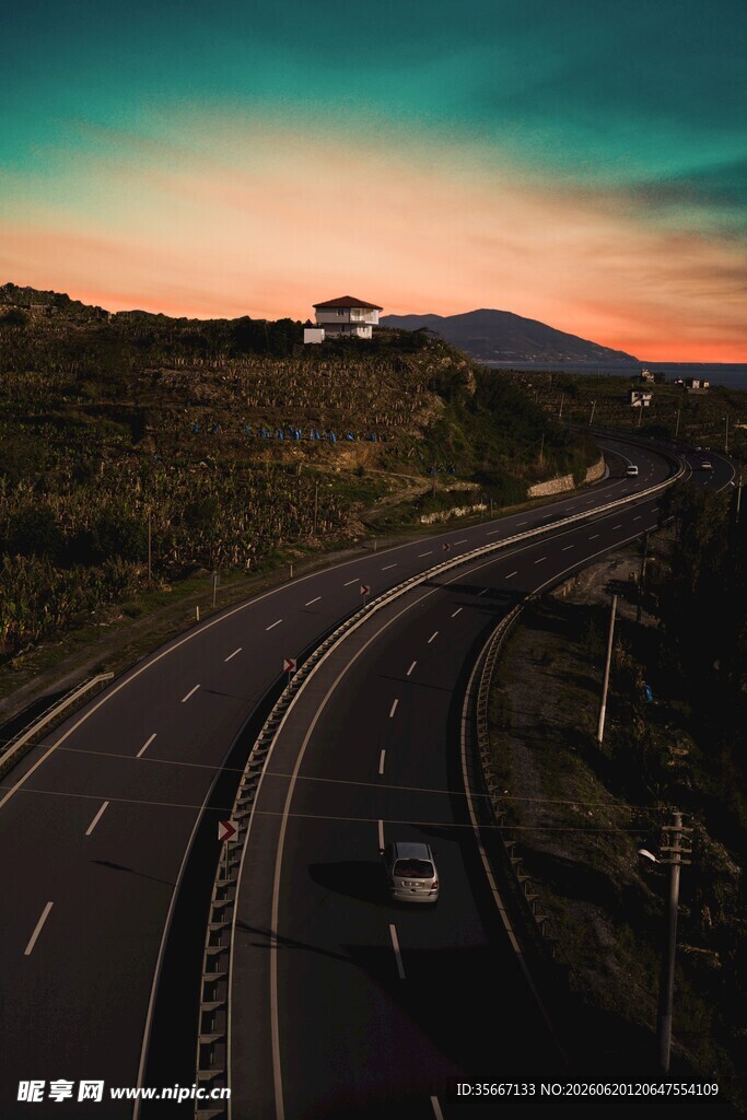 黄昏下蜿蜒的公路美景