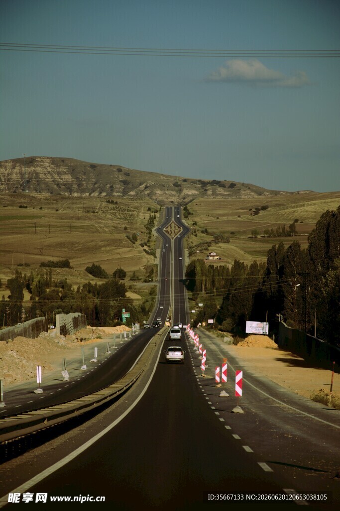 公路上的车辆与开阔风景