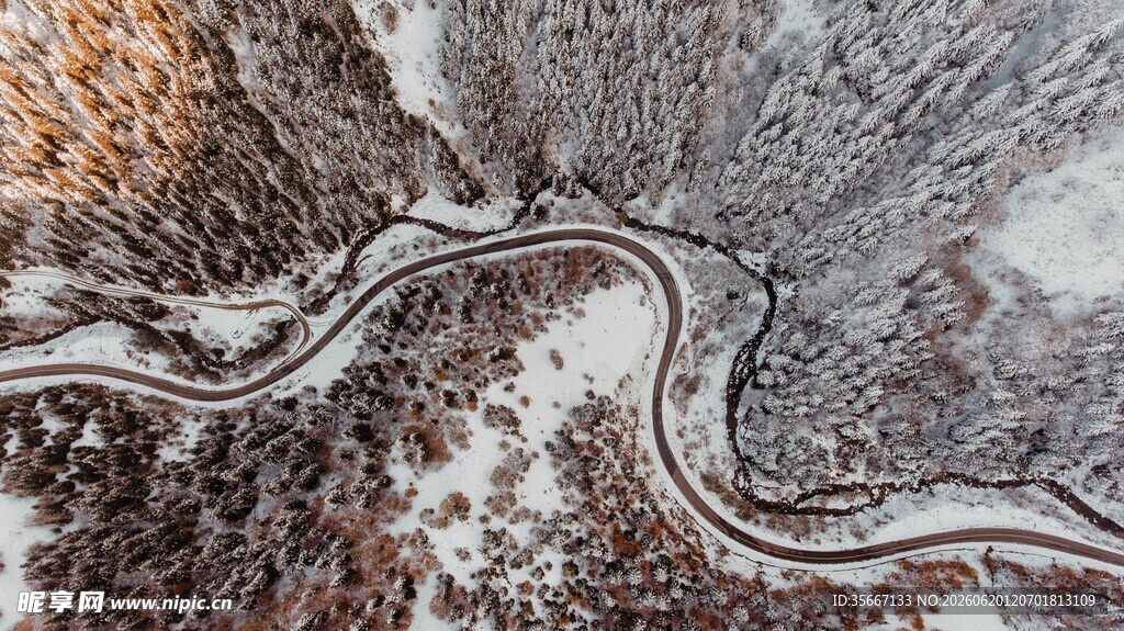 冬日蜿蜒山路雪景