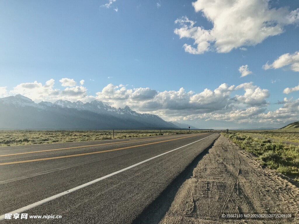 公路伸向远方的开阔风景