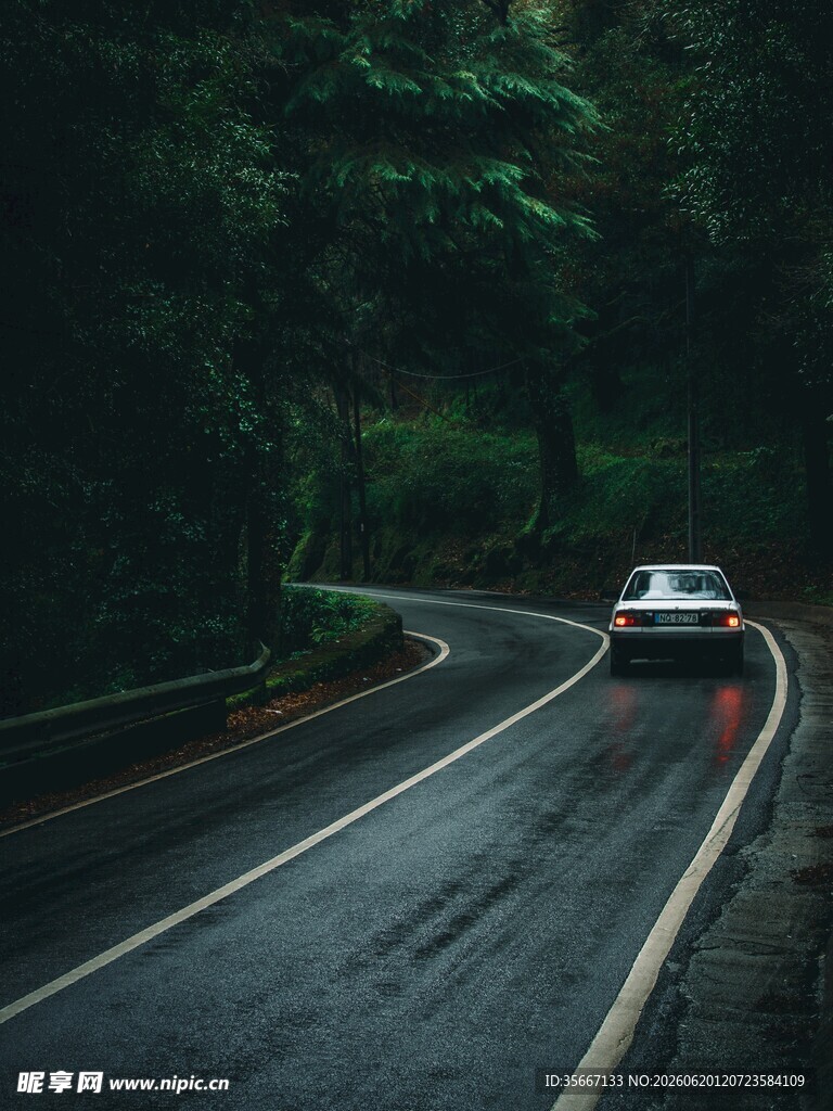 雨中蜿蜒公路上的行驶车辆