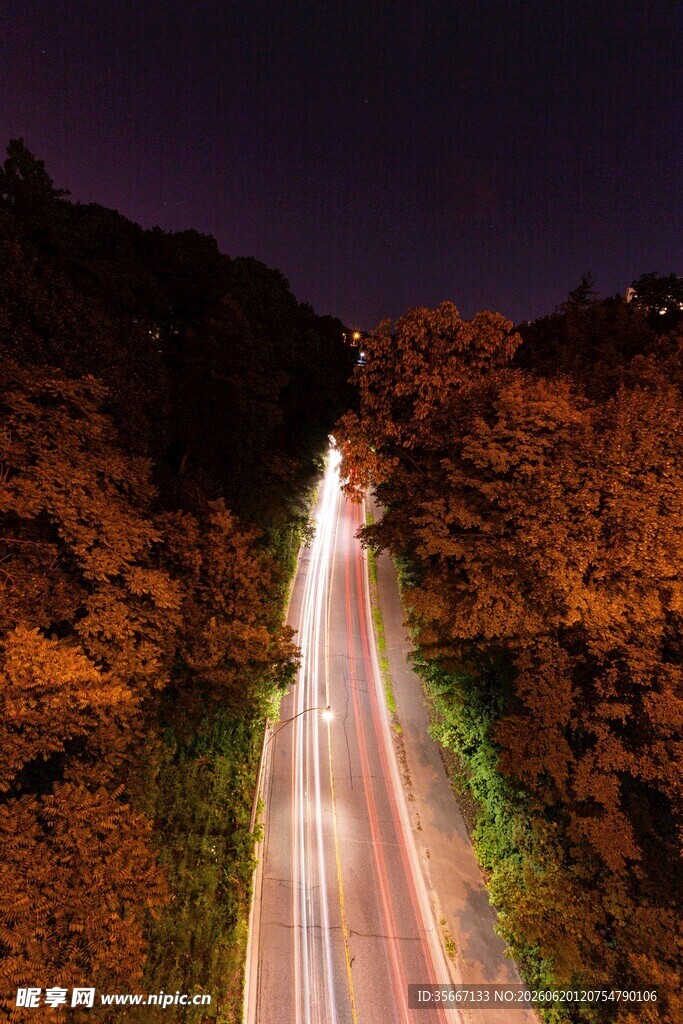 夜间公路光影轨迹美景