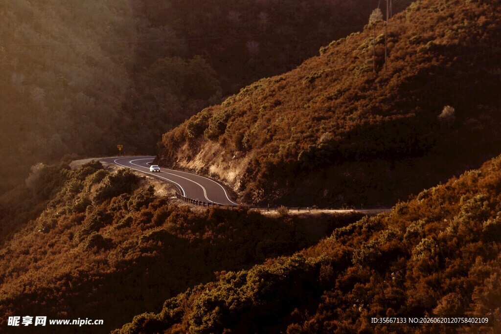 山间蜿蜒公路