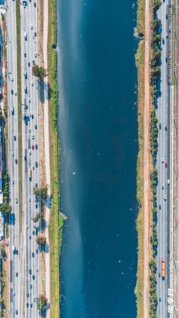 俯瞰城市河流旁的道路