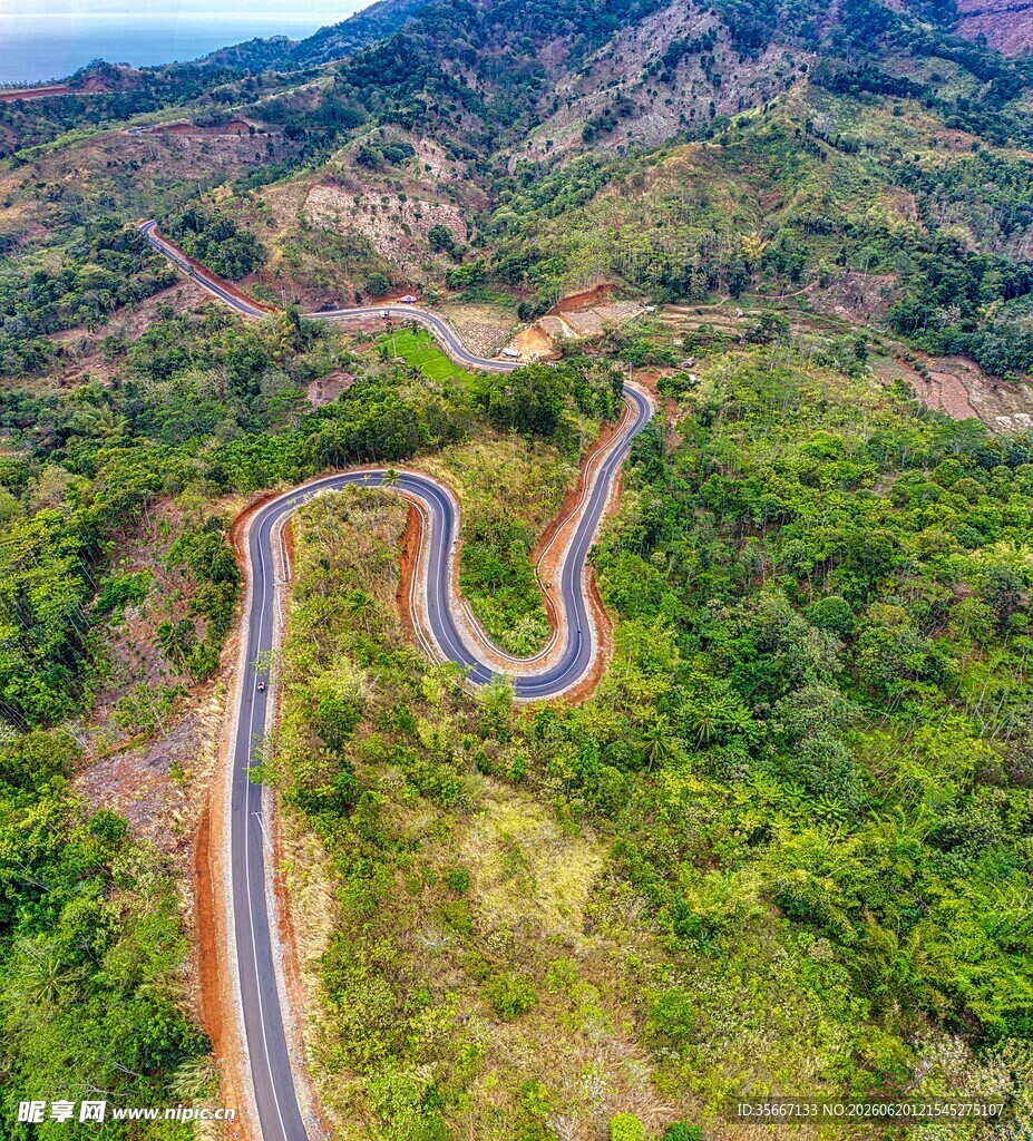 山间蜿蜒公路航拍美景