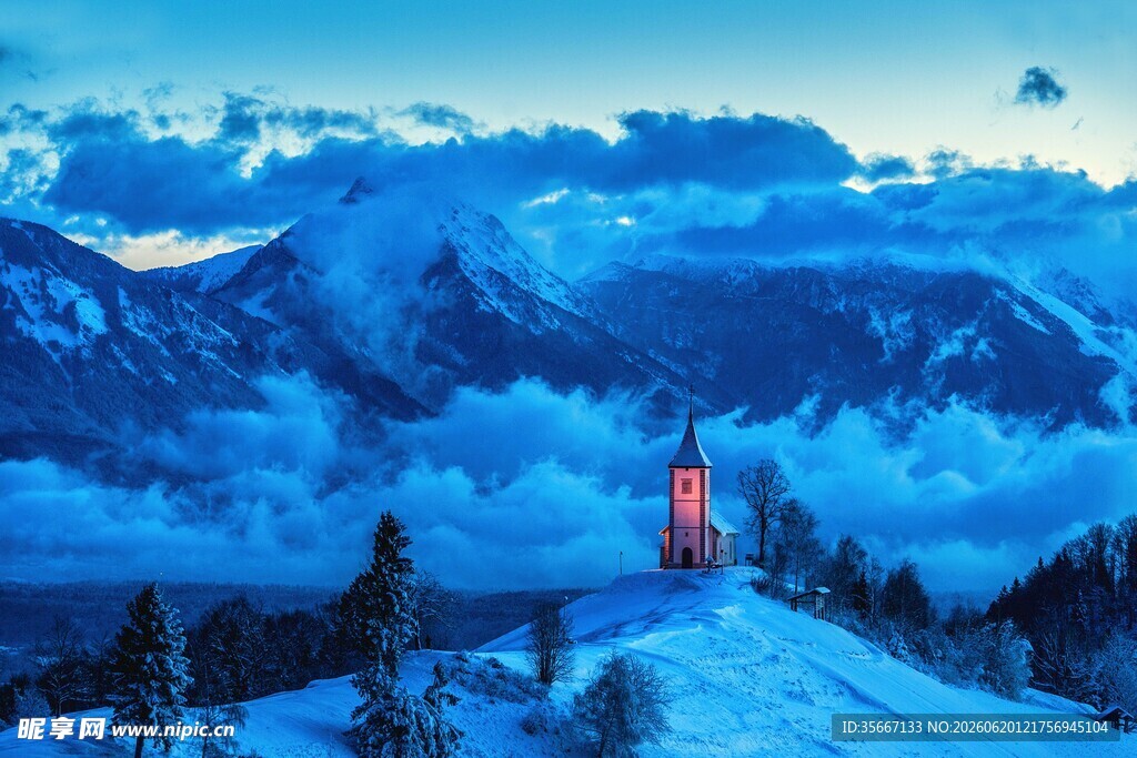 雪山之巅的孤独灯塔