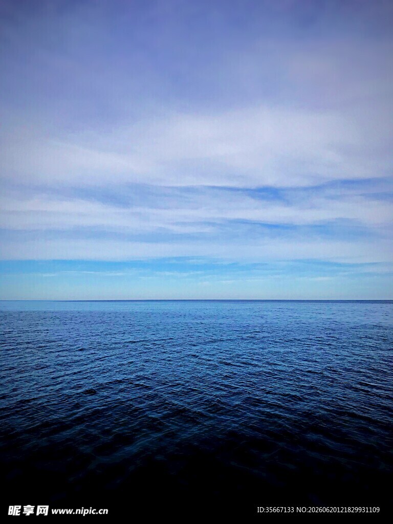 广阔海面与天际线景观