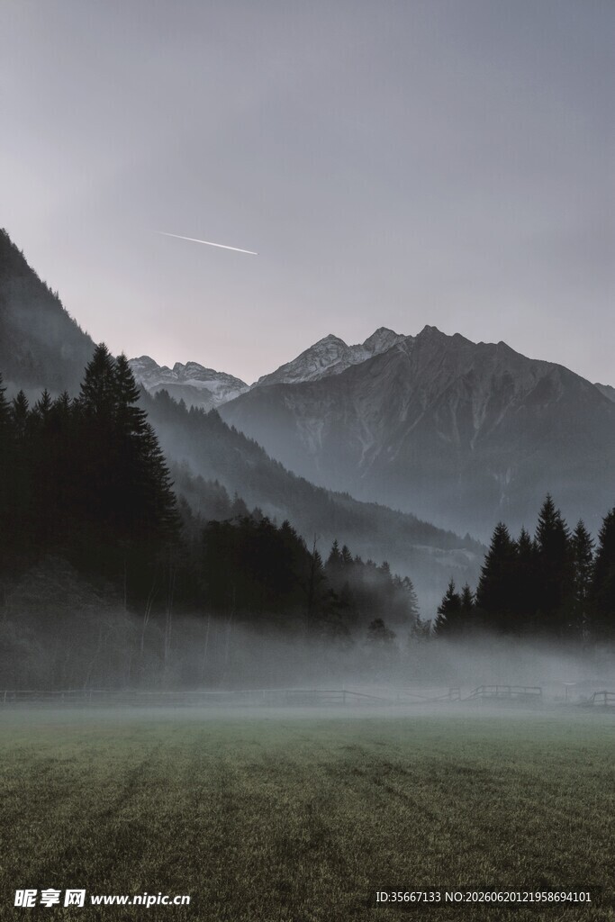 山间晨雾中的静谧美景