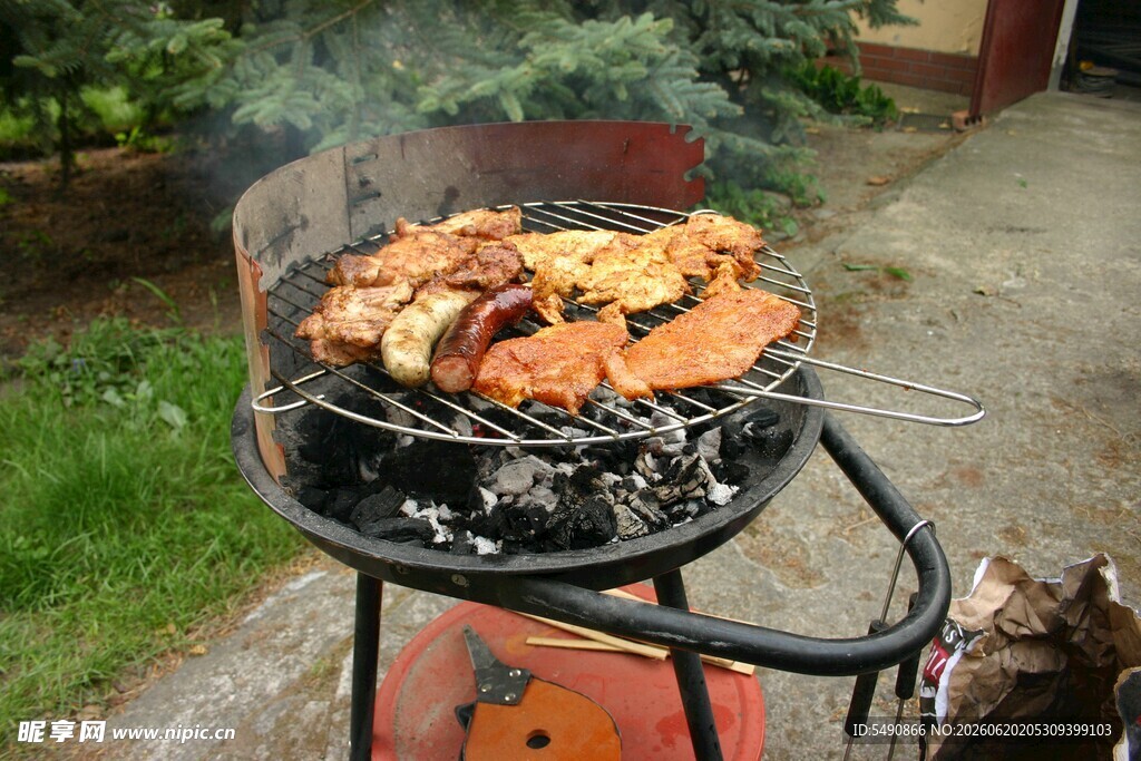 户外烧烤架上的美味烤肉