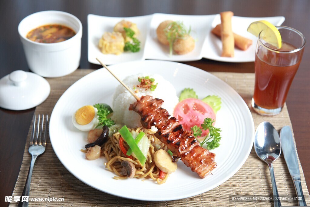 丰盛美味的亚洲风味餐食套餐